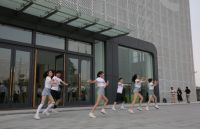 男绳女绳们跳进办公楼 大自然家居跳绳引众人纷纷打卡