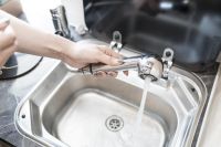 家居帮帮忙：喝了多年水才醒悟 水管不过关细菌悄悄长
