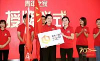 300家居人共同高歌，用热泪致敬70年华章