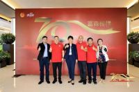 300家居人共同高歌，用热泪致敬70年华章