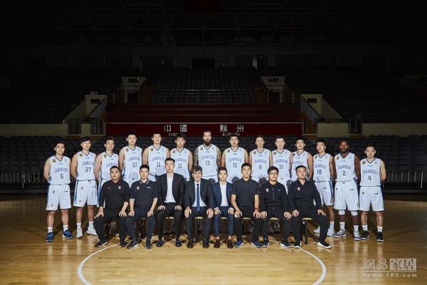 CBA江苏苏州肯帝亚男篮教练员球员合影