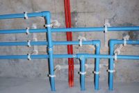 家里装修水电开槽 工人要让水管走顶马上制止