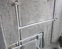 家里装修水电开槽 工人要让水管走顶马上制止