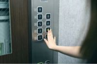 别墅家用电梯智能化来袭，语音助力生活品质新升级！