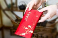 祝福新人结婚的话简短 新人结婚送什么礼物比较好