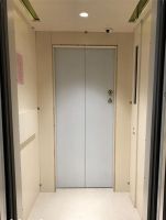 一梯两户，邻居在电梯口放鞋柜，物业：反正就两家人，你家也放个