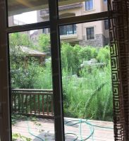 不顾反对，坚持买了带院的一楼，住了快9年鸟语花香为伴，很舒适