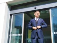 90后IT男为爱返乡，茶马古道边开养车店月入25万