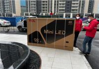 还在担心98英寸电视上楼难吗？实际体验一下就知道了