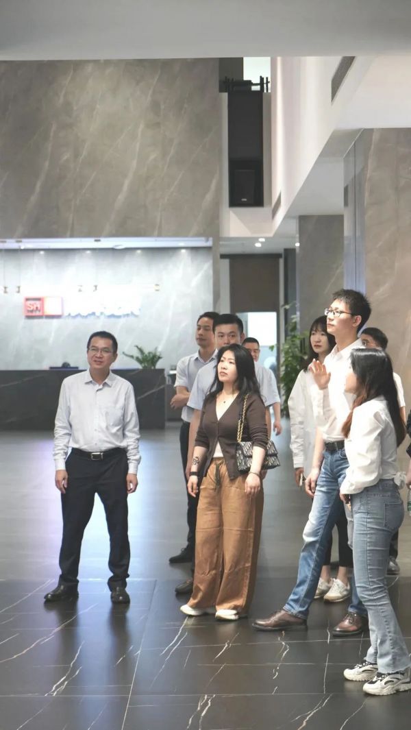 岚庭集团考察人员莅临顺辉瓷砖·岩板参观交流