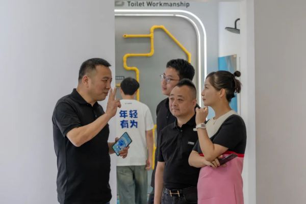 参观交流 | 杭州市装协携中博装饰一行参访千思