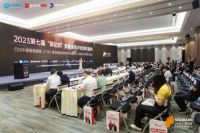中国晾衣架协会秘书长徐刚、高定圈网红吴校长亲临展馆 为格峰打CALL