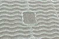 粤强瓷砖：渔网背扣防脱落底纹+向心式直纹防拉裂技术，引领铺贴工艺新革命