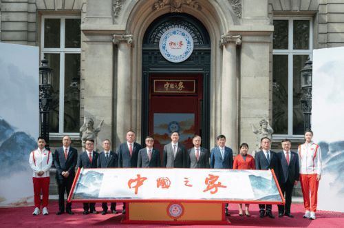 巴黎“中国之家”璀璨启幕,顾家国礼青花系列惊艳全球