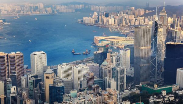 香港楼市“撤辣”半年：楼价跌回八年前，内地买家较高峰期减少近七成
