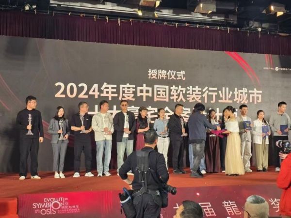 第九届龍承奖落幕：任鑫朦斩获“十大豪宅全案设计师奖”