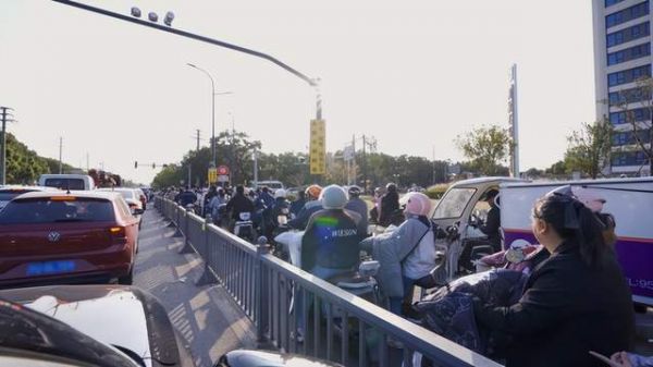 转行后收入近百万,直击“金牌维修师”的一天