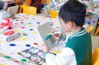 金钢木浴室柜面板化身亲子画板，日丰卫浴让超耐用黑科技可触可感新场景