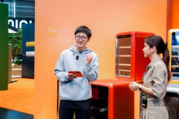 影视飓风TIM空降探展小吉AWE，解码小吉全球美学科技家电 “共生之美”新风尚