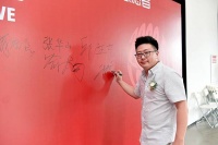 重庆爱心设计师张虹源应邀出席公益论坛峰会