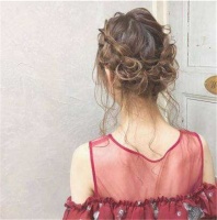当伴娘是盘发还是散发 这些发型都适合伴娘