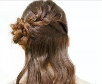 伴娘披头发还是扎头发 伴娘妆容要注意什么