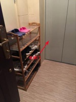 一梯两户，邻居在电梯口放鞋柜，物业：反正就两家人，你家也放个