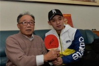 张继科给82岁空巢老人装上卡萨帝「水晶胆」热水器