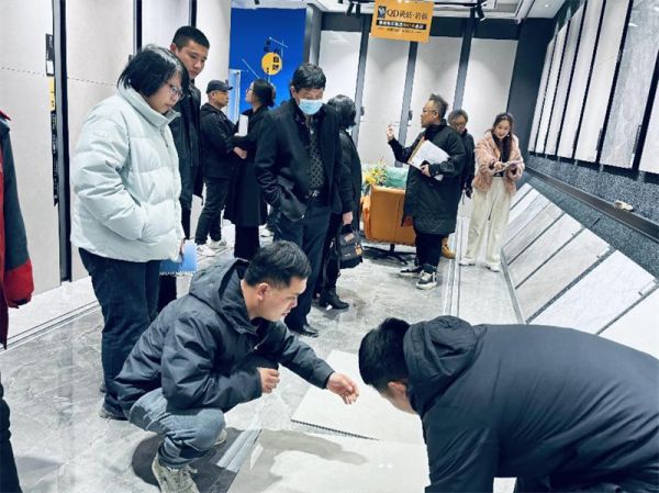 蒙娜丽莎瓷砖 兑付礼包现场