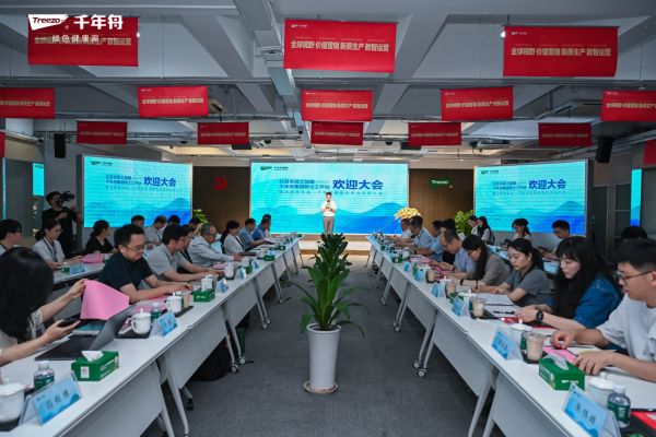 一群人站在桌子边 AI 生成的内容可能不正确。
