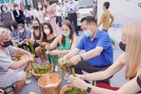 包粽子、品黄酒 外国友人在上海环球港体验传统端午习俗