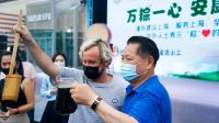 包粽子、品黄酒 外国友人在上海环球港体验传统端午习俗