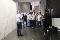 深化交流合作 | 南阳市中心医院领导莅临顺辉瓷砖·岩板总部参观考察